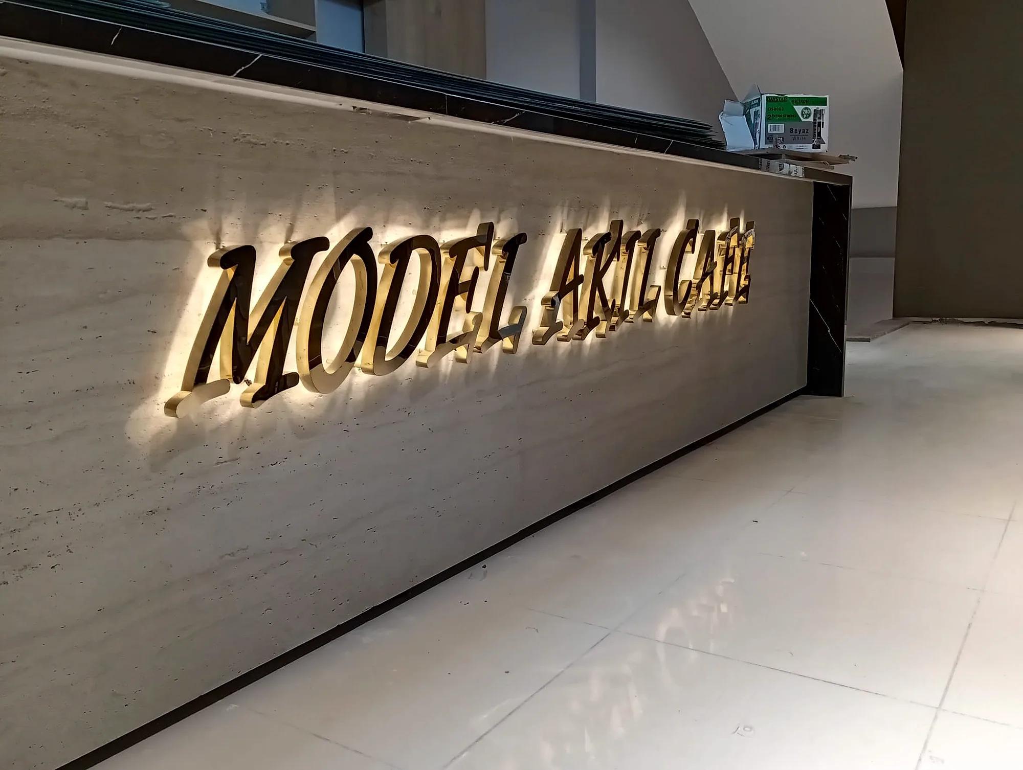 Model Art Cafe — Krom Harf Arkadan Işıklı