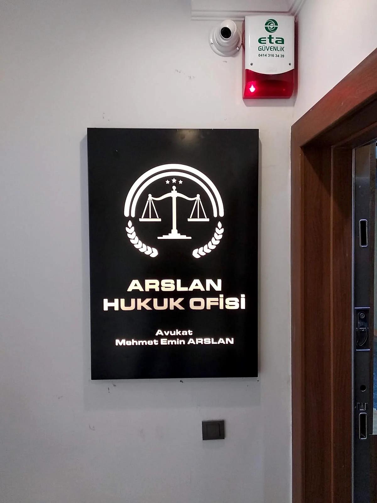 Arslan Hukuk — Oyma Kompozit Tabela