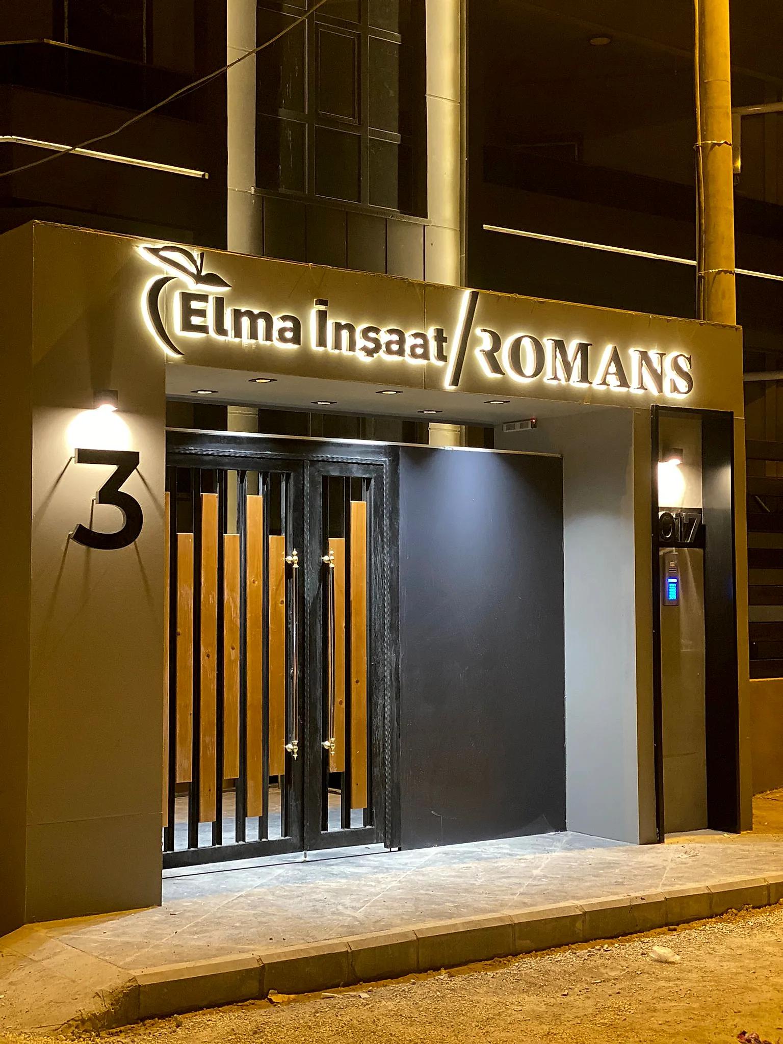 Atölyemizden ışıklı uygulama: Elma tabelası, siyah krom altına 10 mm rakı beyazı pleksi, akşam görüntüsü