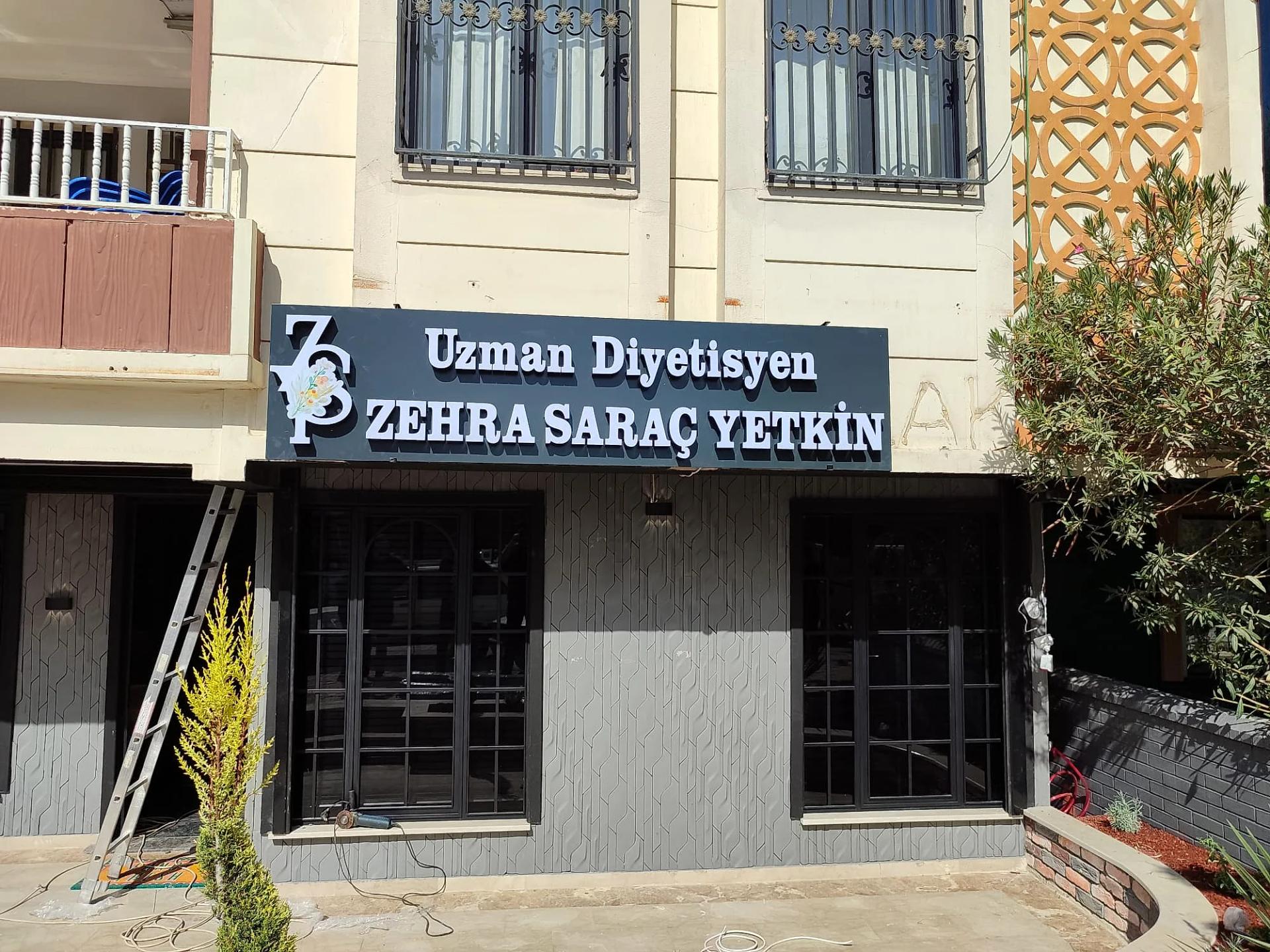 Diyetisyen kompozit kutu harf tabelasının montajı