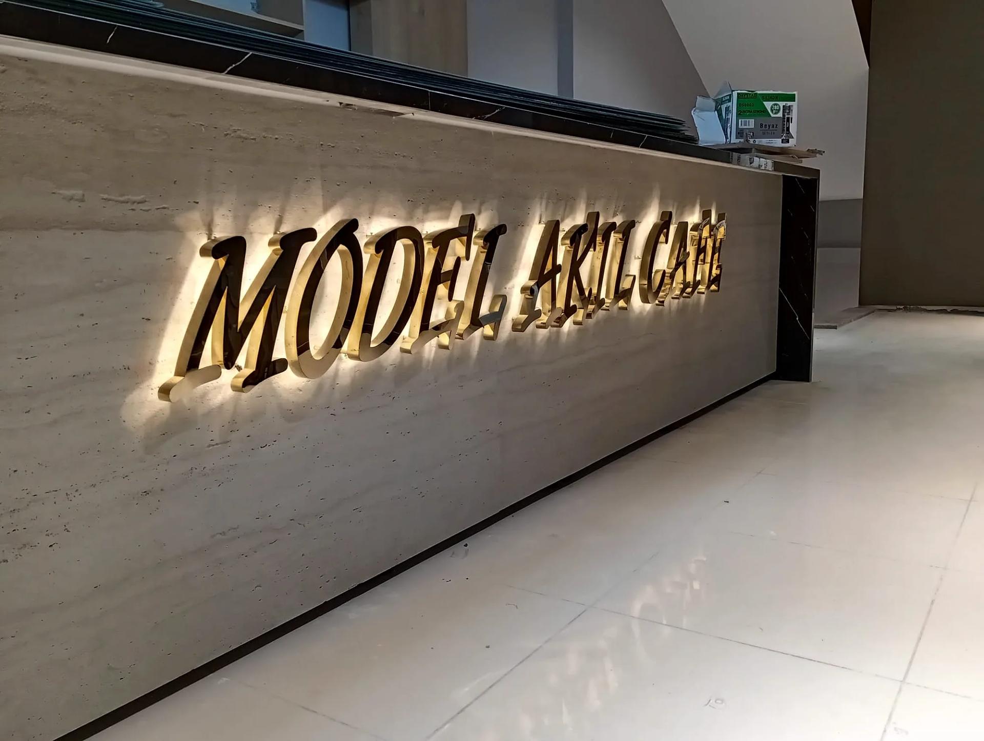Model Art Cafe arkadan ışıklı krom harf tabelası