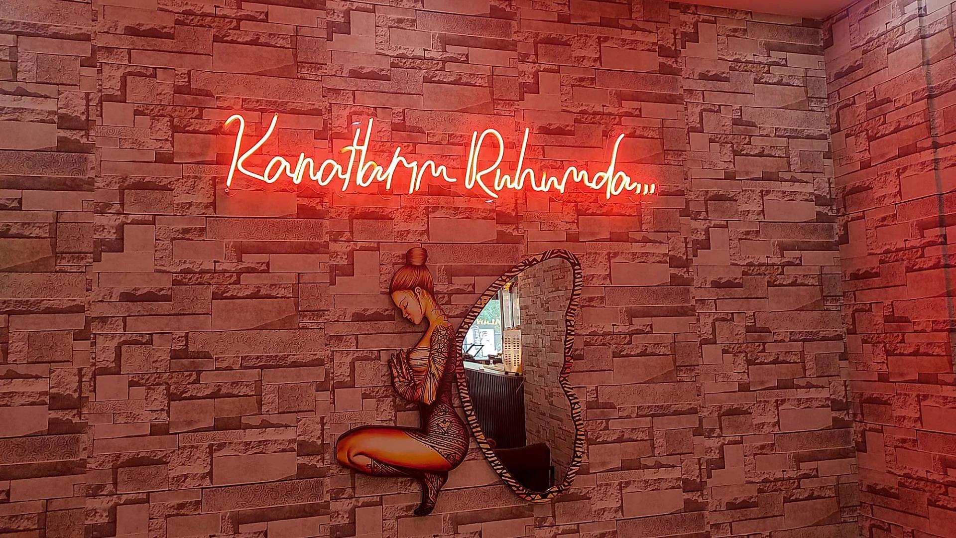 Duvara uygulanmış kırmızı neon yazı