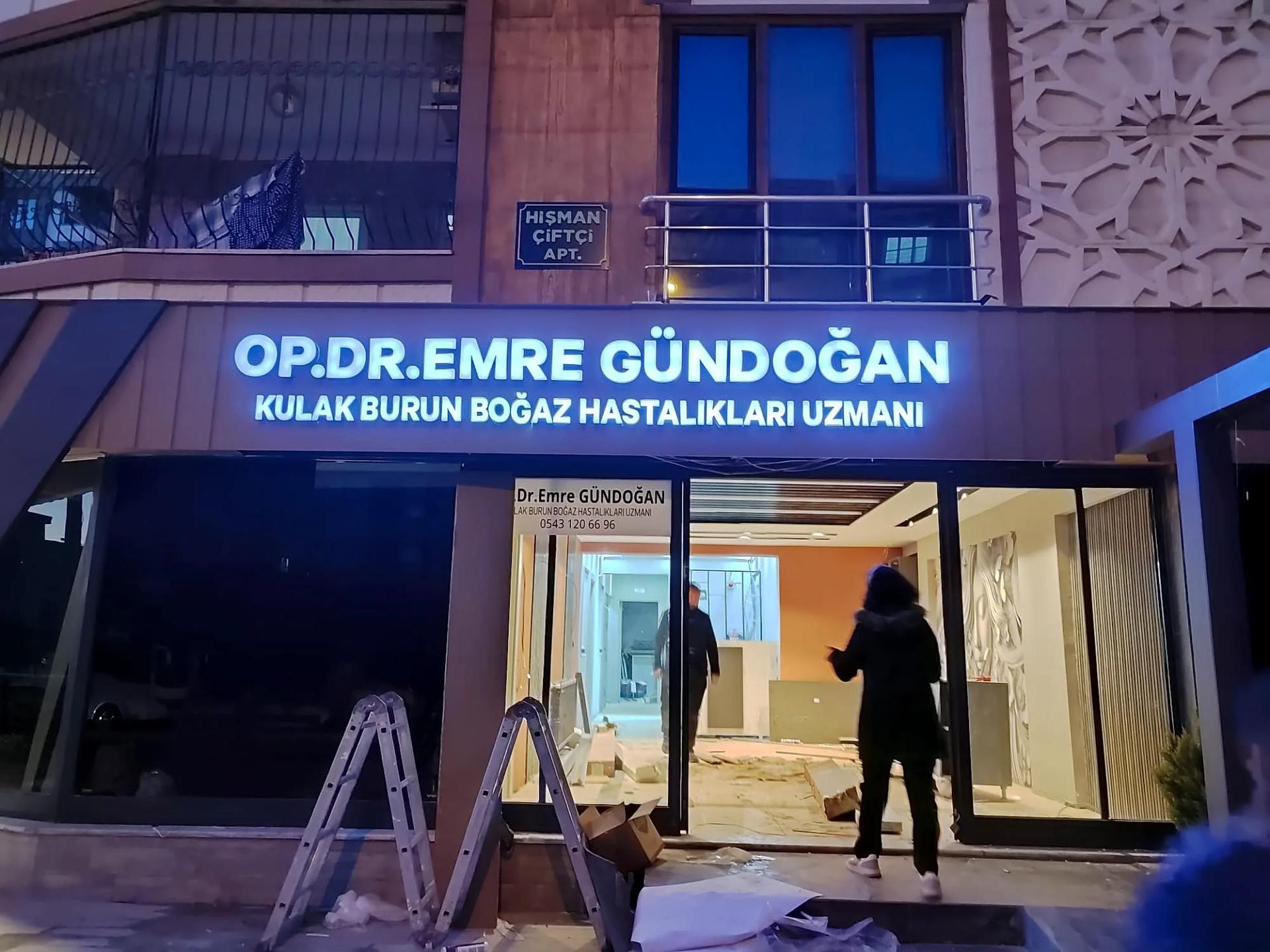 Op. Dr. Emre Gündoğan kutu harf tabelasının montajı