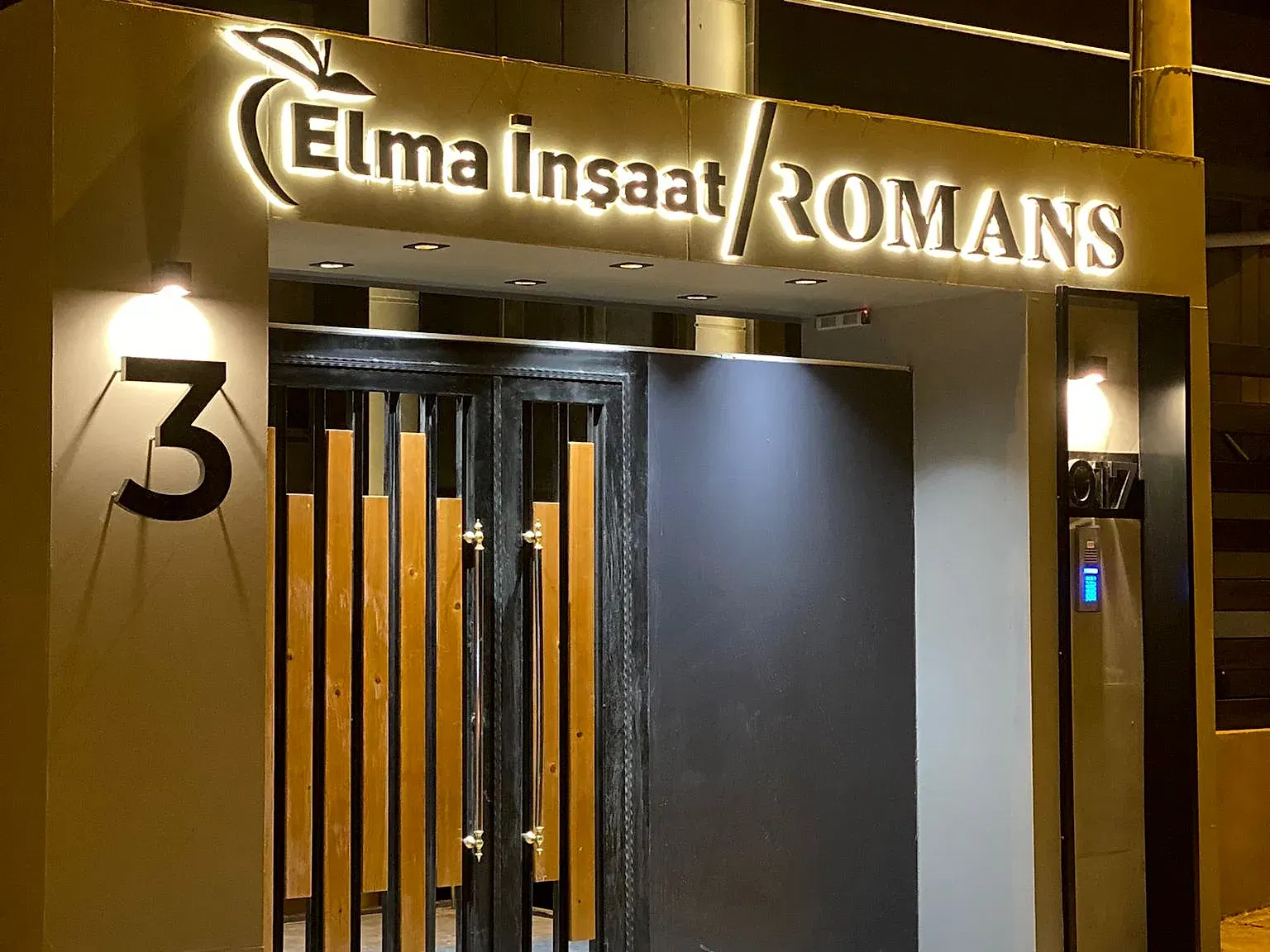 Elma İnşaat / Romans için üretilen arkadan ışıklı harf tabela, akşam görünümü