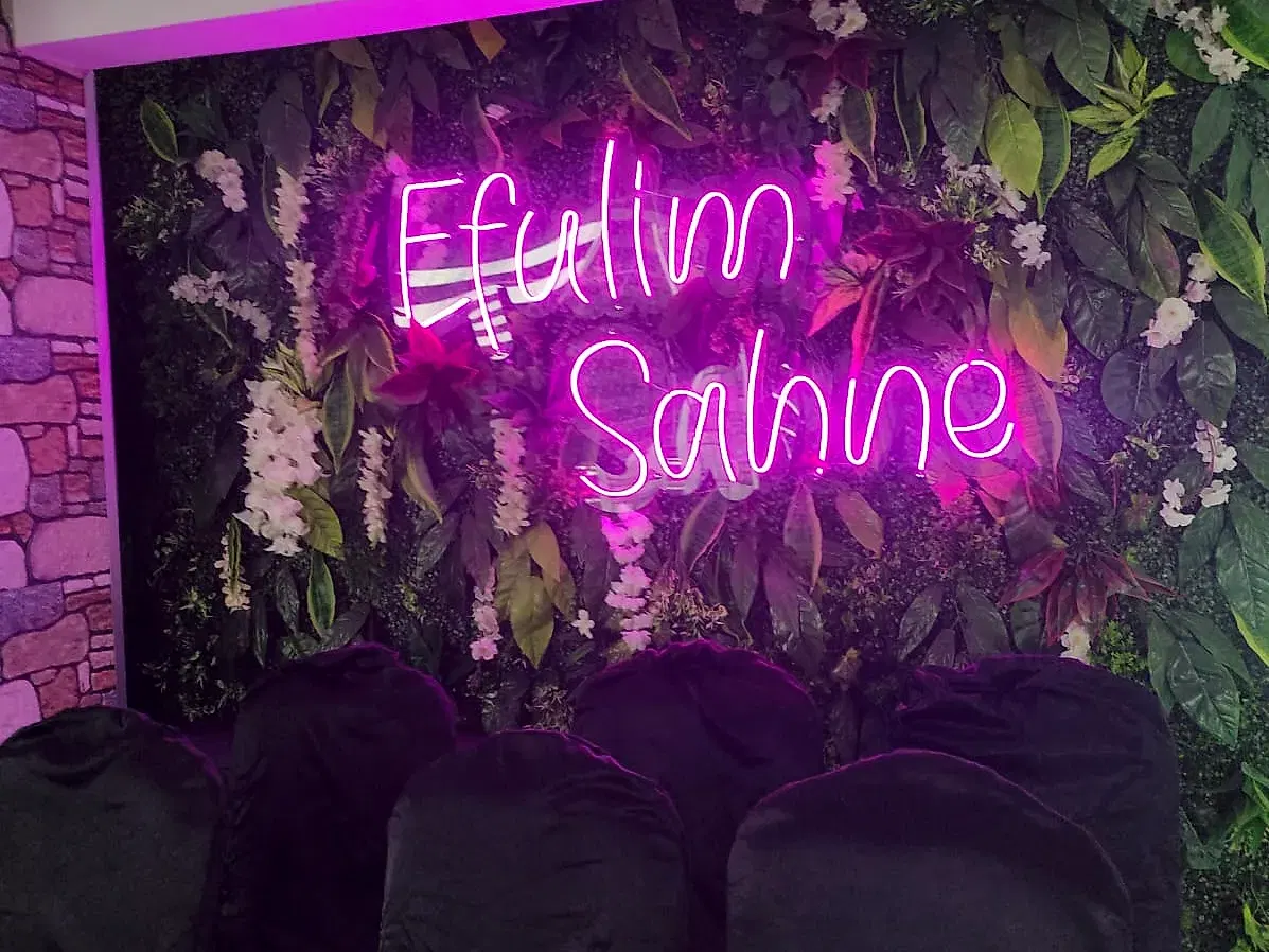 Efulim — Neon Tabela
