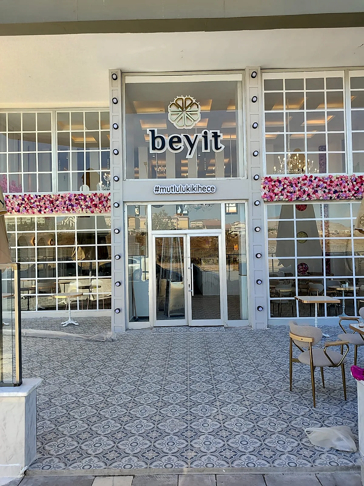 Beyit — Işık Patlaması (Kutu Harf)