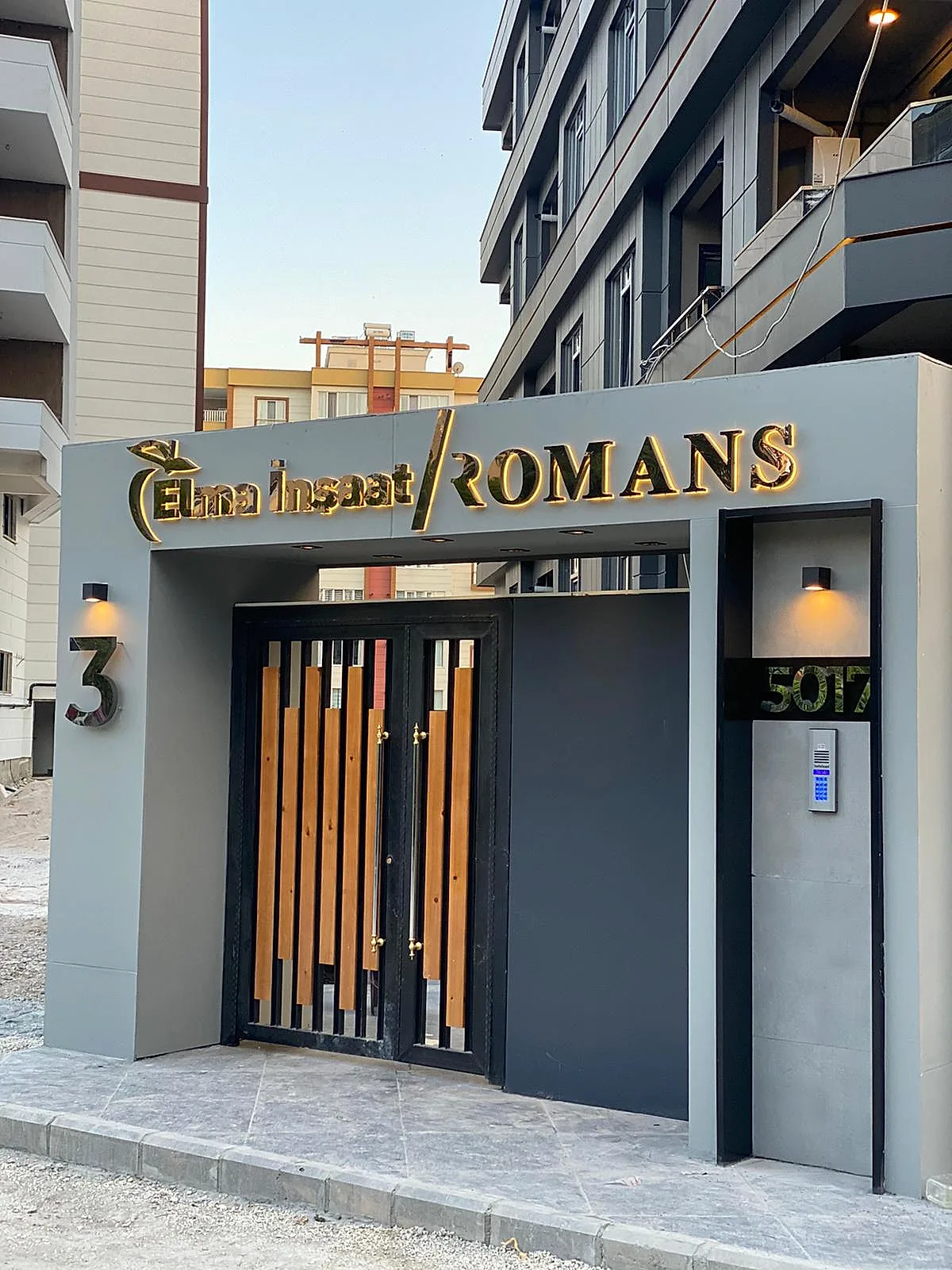 Elma İnşaat ışık patlaması kutu harf — gündüz / gece — önce