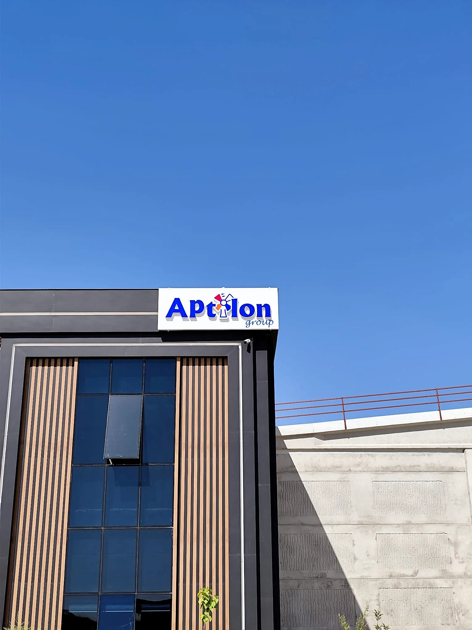 Aptilon — Kompozit Kutu Harf