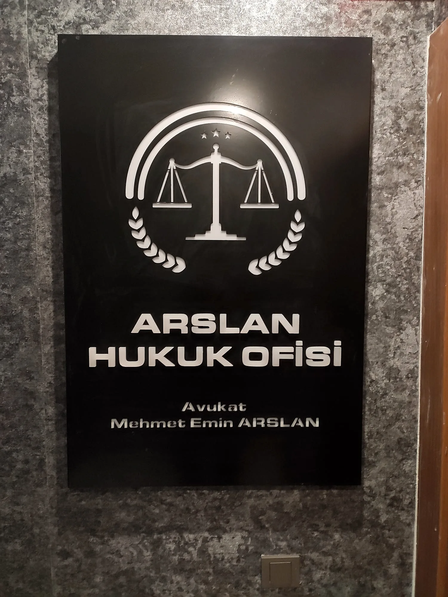 Arslan Hukuk Ofisi Oyma Kompozit Tabela.jpeg