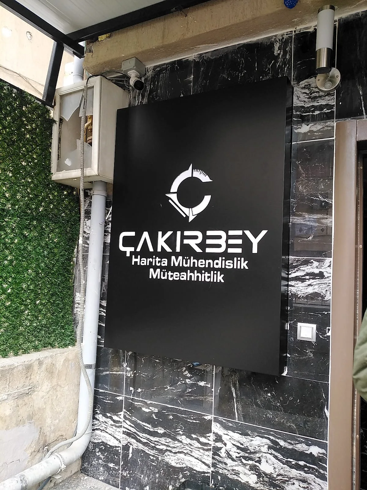 Çakırbey — Oyma Kompozit Tabela